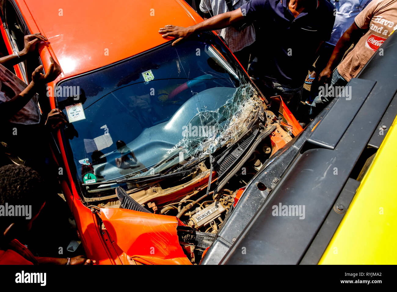 Auto Crash - Kollision zwischen einem taxi und einem Lkw in Grand Bassam, Elfenbeinküste. Stockfoto