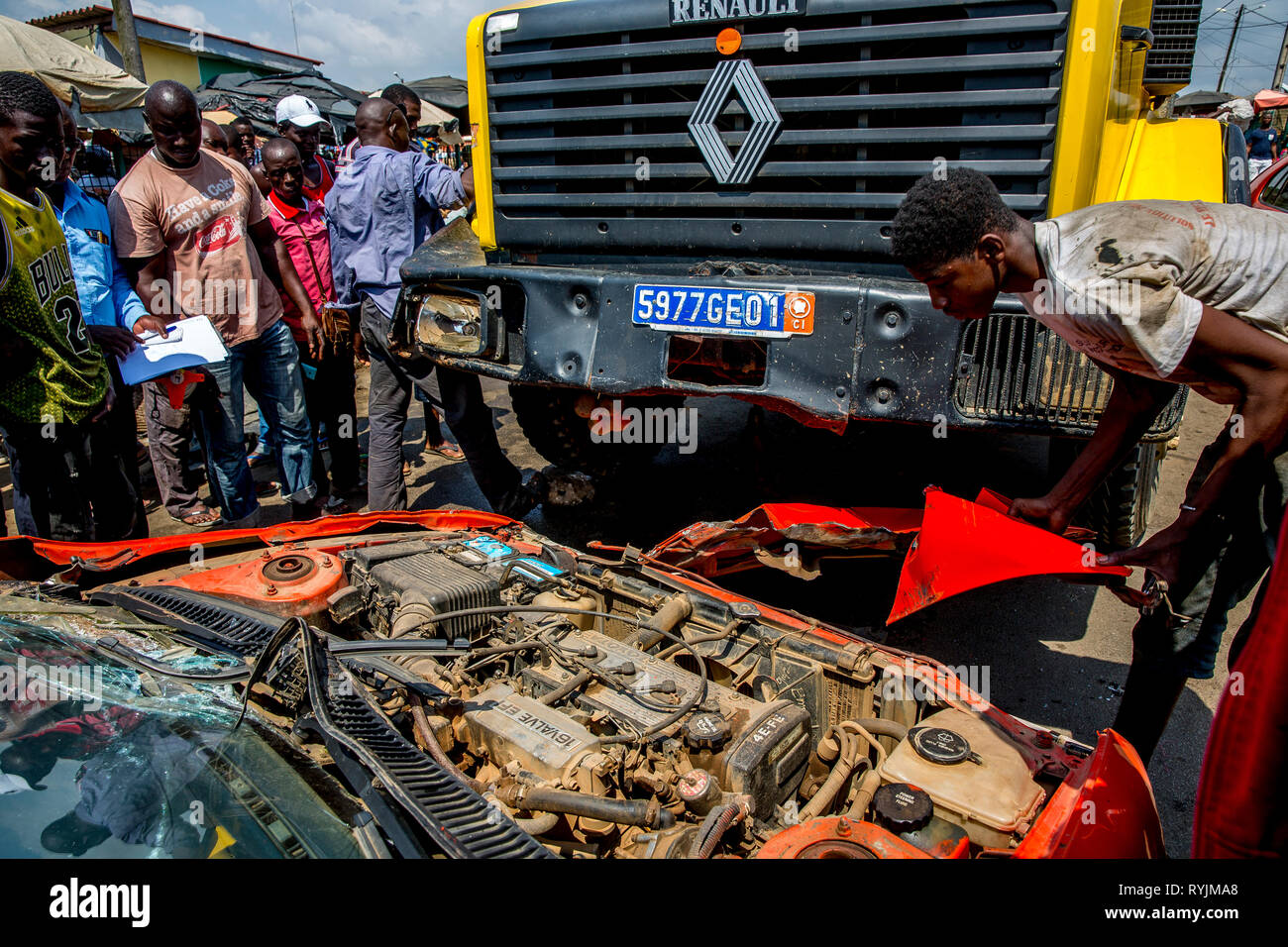 Auto Crash - Kollision zwischen einem taxi und einem Lkw in Grand Bassam, Elfenbeinküste. Stockfoto