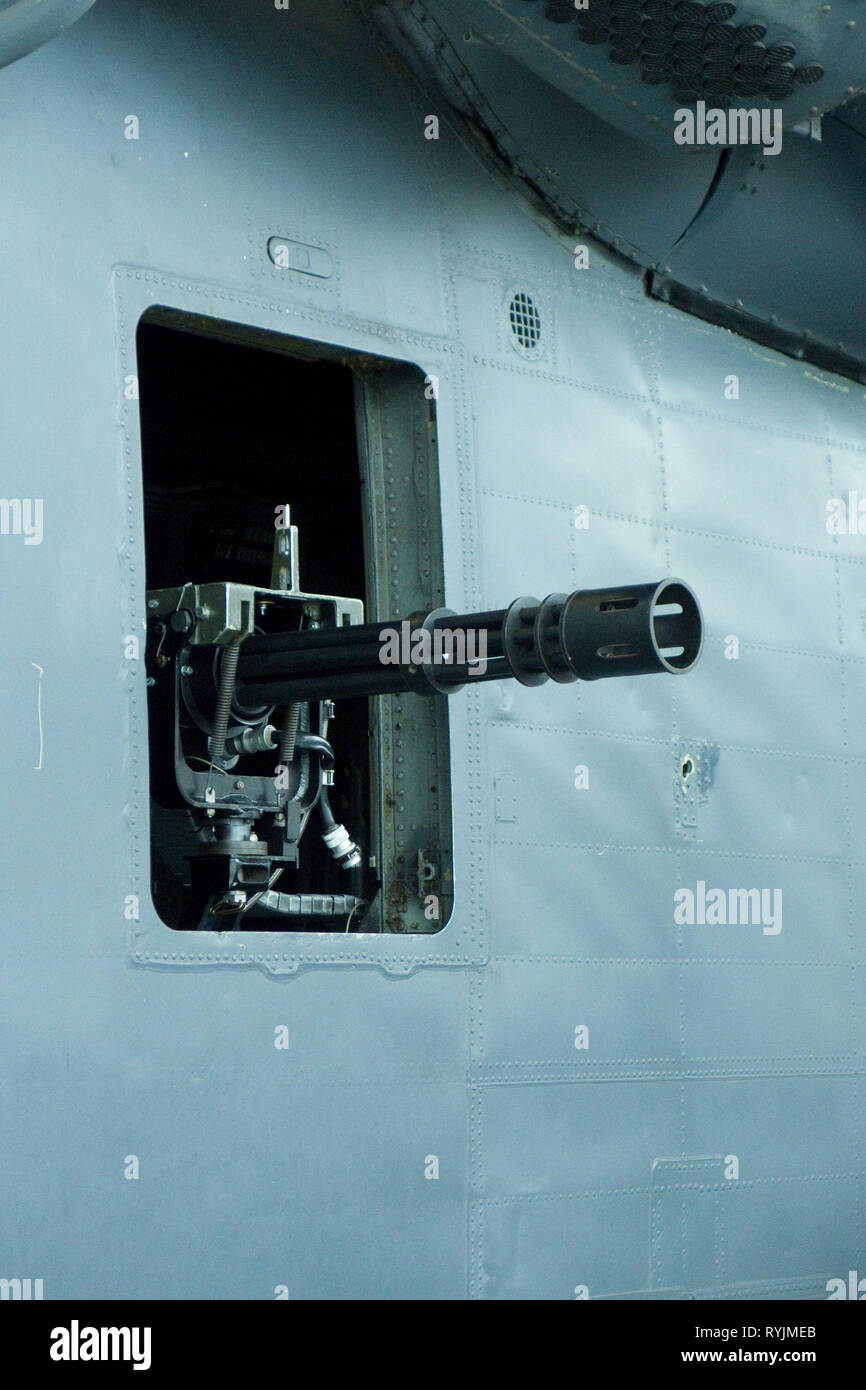Drehbolzenarme montiert General Electric GAU-2/A 7,62 mm Sechs doppelläufige Gatling Typ Maschinengewehr an Bord eines Sikorsky MH 53 Militärhubschrauber Stockfoto