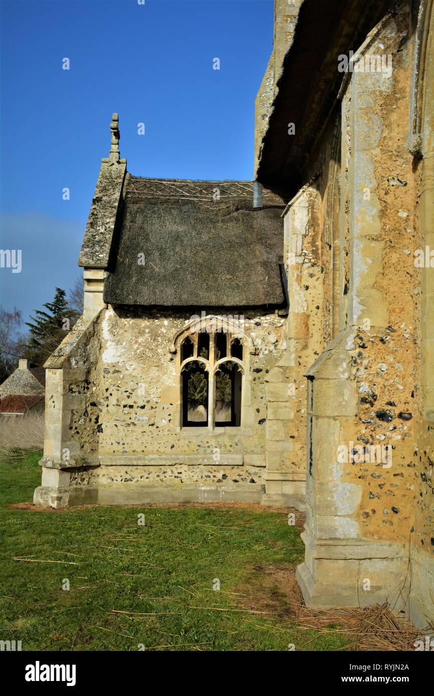 All Saints Church Icklingham Suffolk, England. Seltene strohgedeckten Kirche Stockfoto