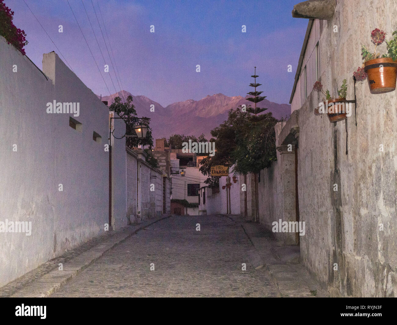 Colonial Street von Arequipa mit Chachani Vulkans Hintergrund, Peru Stockfoto