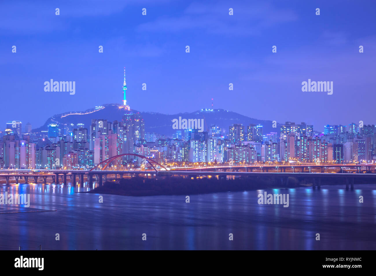 Stadt Seoul und Brücke, schöne Nacht von Korea in Seoul Tower bei Nacht, Südkorea. Stockfoto