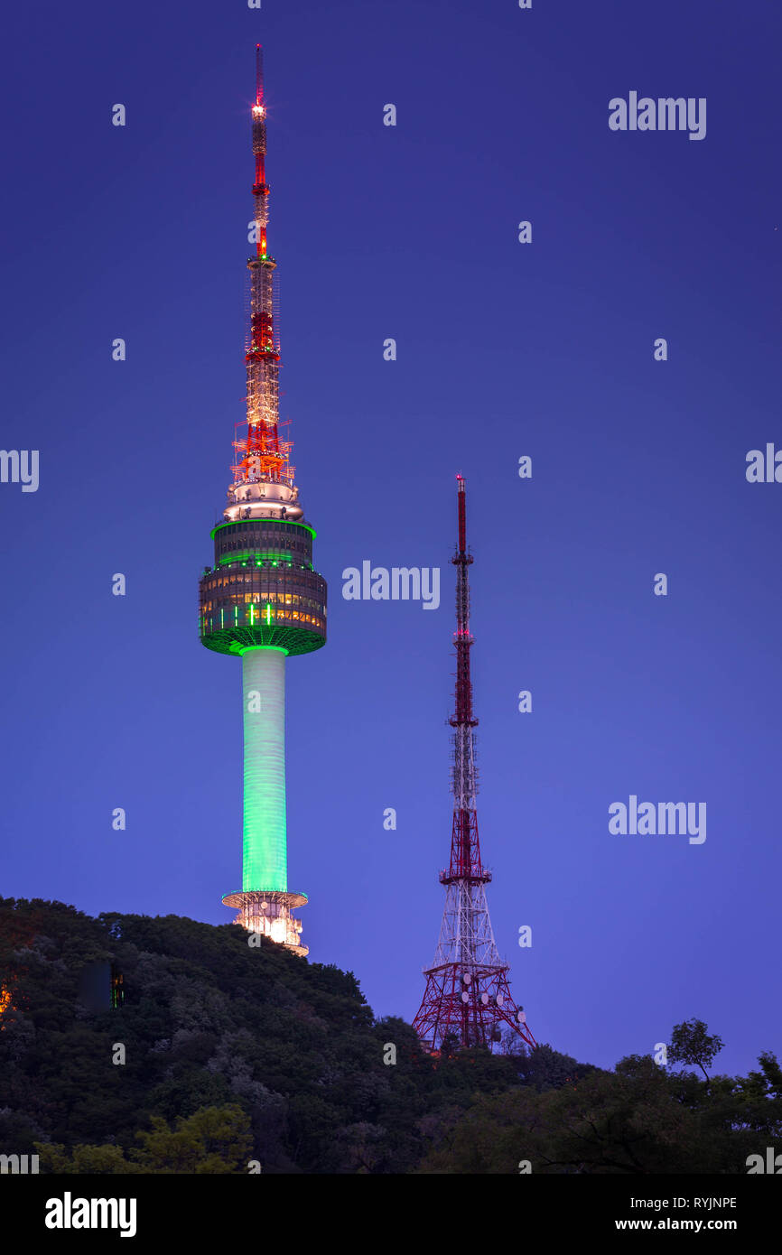 SEOUL, KOREA - November 01, 2015: Seoul Tower oder namsan Tower bei Nacht sehen, Wahrzeichen von Korea. Stockfoto