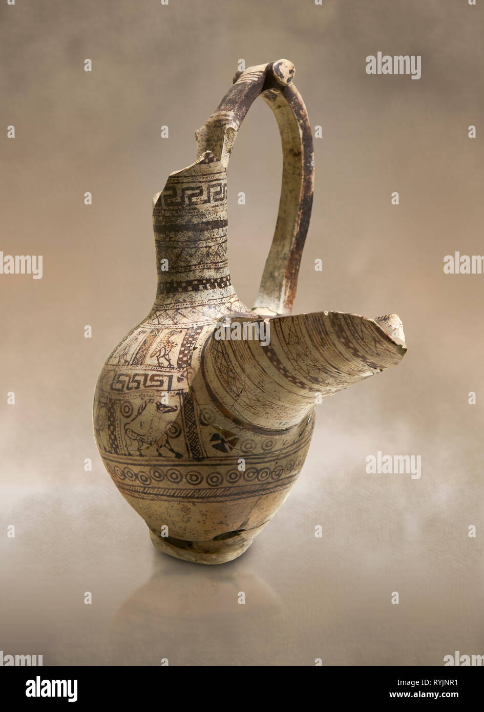 Phrygische terracotta Keramik Gefäß mit einem Sieb und langen Ausguss, mit geometrischen Mustern und Bildern der Tiere und der Vögel eingerichtet, von gordi Stockfoto