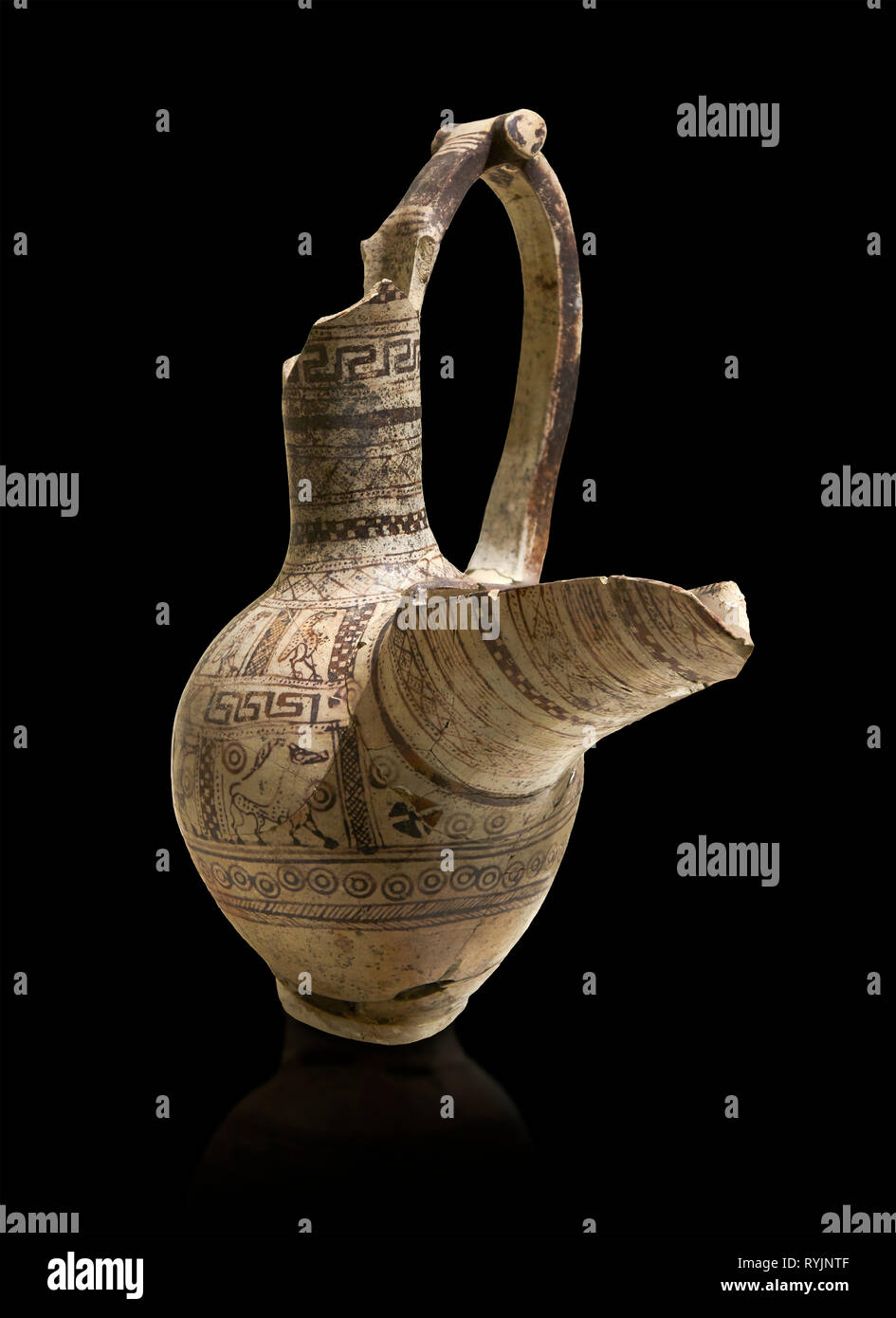 Phrygische terracotta Keramik Gefäß mit einem Sieb und langen Ausguss, mit geometrischen Mustern und Bildern der Tiere und der Vögel eingerichtet, von gordi Stockfoto