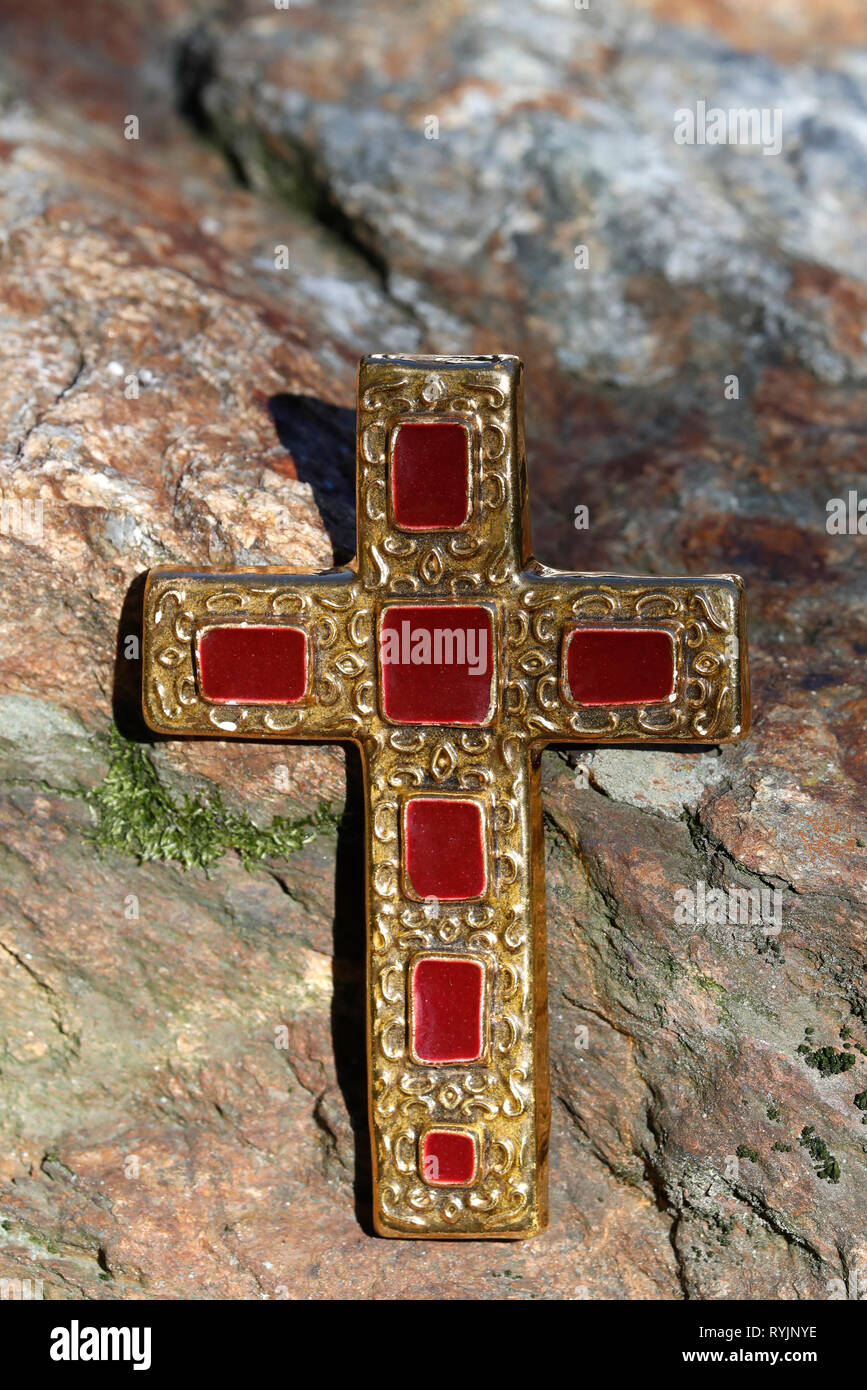 Christliche Kreuz auf einem Felsen. Stockfoto