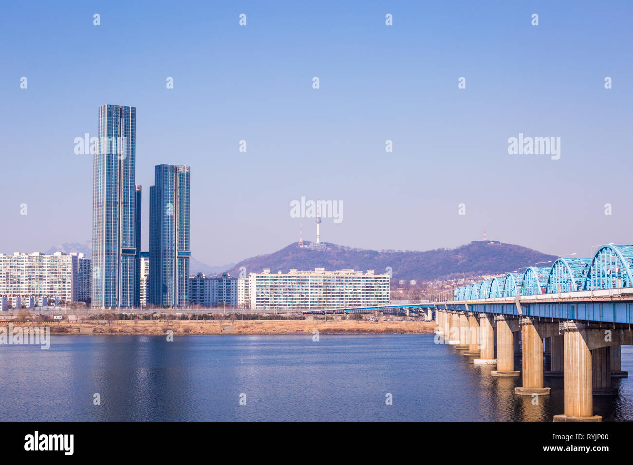 Stadt Seoul und N Seoul Tower, oder Namsan Tower, blauen Himmel über Seoul, Südkorea. Stockfoto