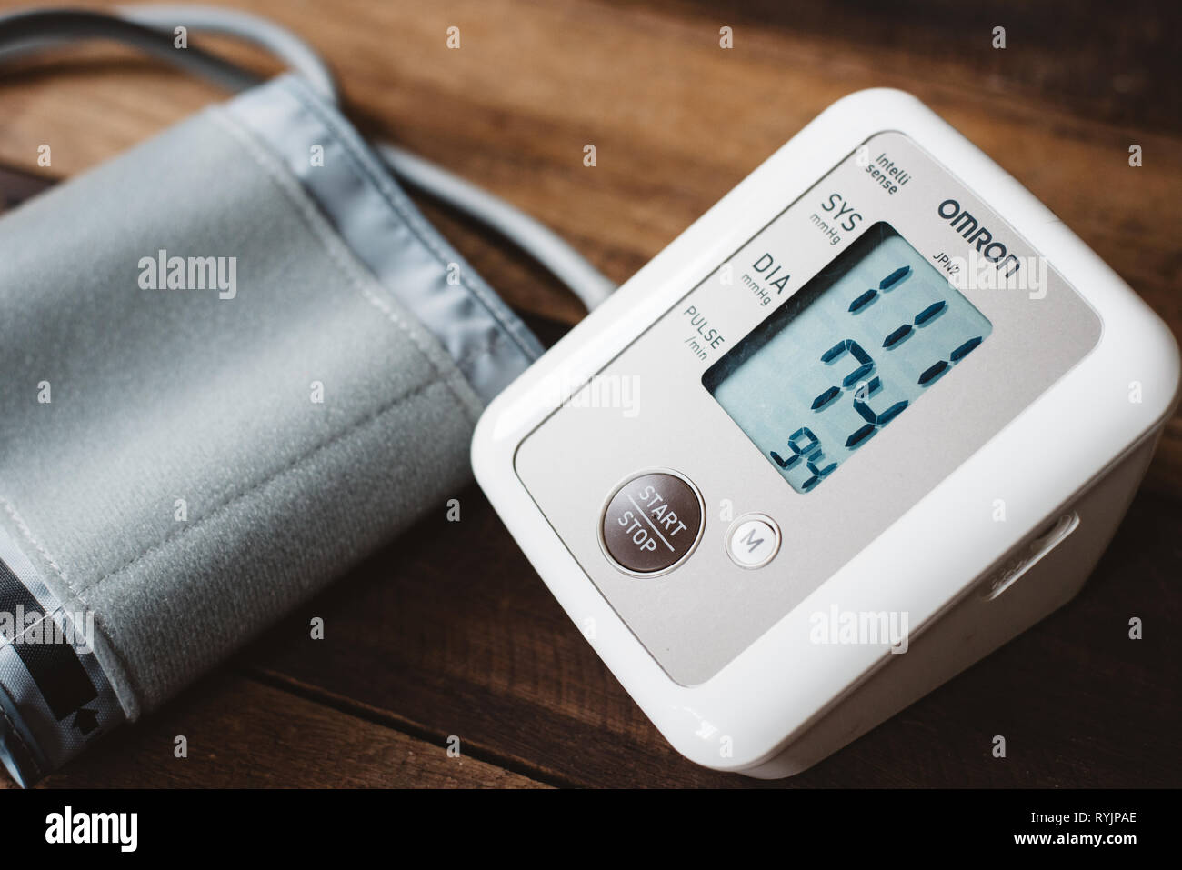 Petaling Jaya, Selangor, Malaysia - 14. März 2019: Blutdruckmessgerät oder elektronische Blutdruck von Marke OMRON auf einem Schreibtisch aus Holz. Omron ist ein Gut k Stockfoto