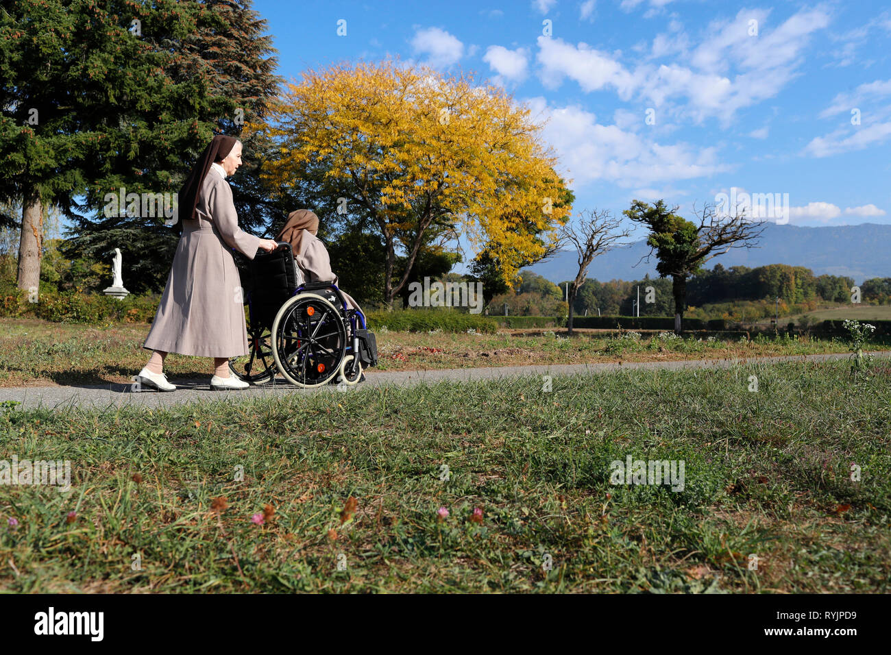 Die Visitation Kloster. Den Garten. Ederly Nonne im Rollstuhl. Frankreich. Stockfoto