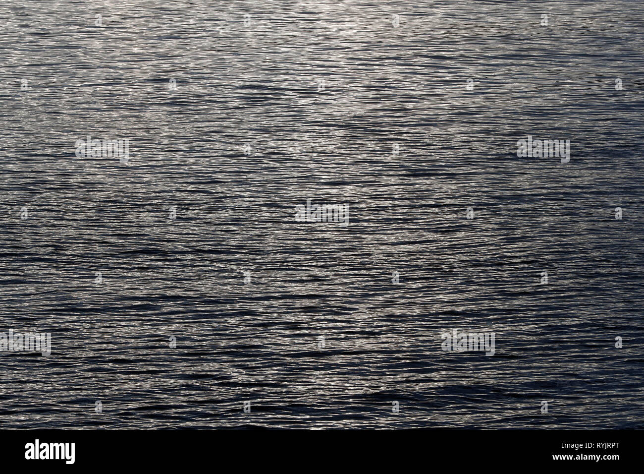 Wasser Oberfläche mit Wellen Textur Hintergrund, gesehen von oben in Schwarz und Weiß. Norwegen. Stockfoto