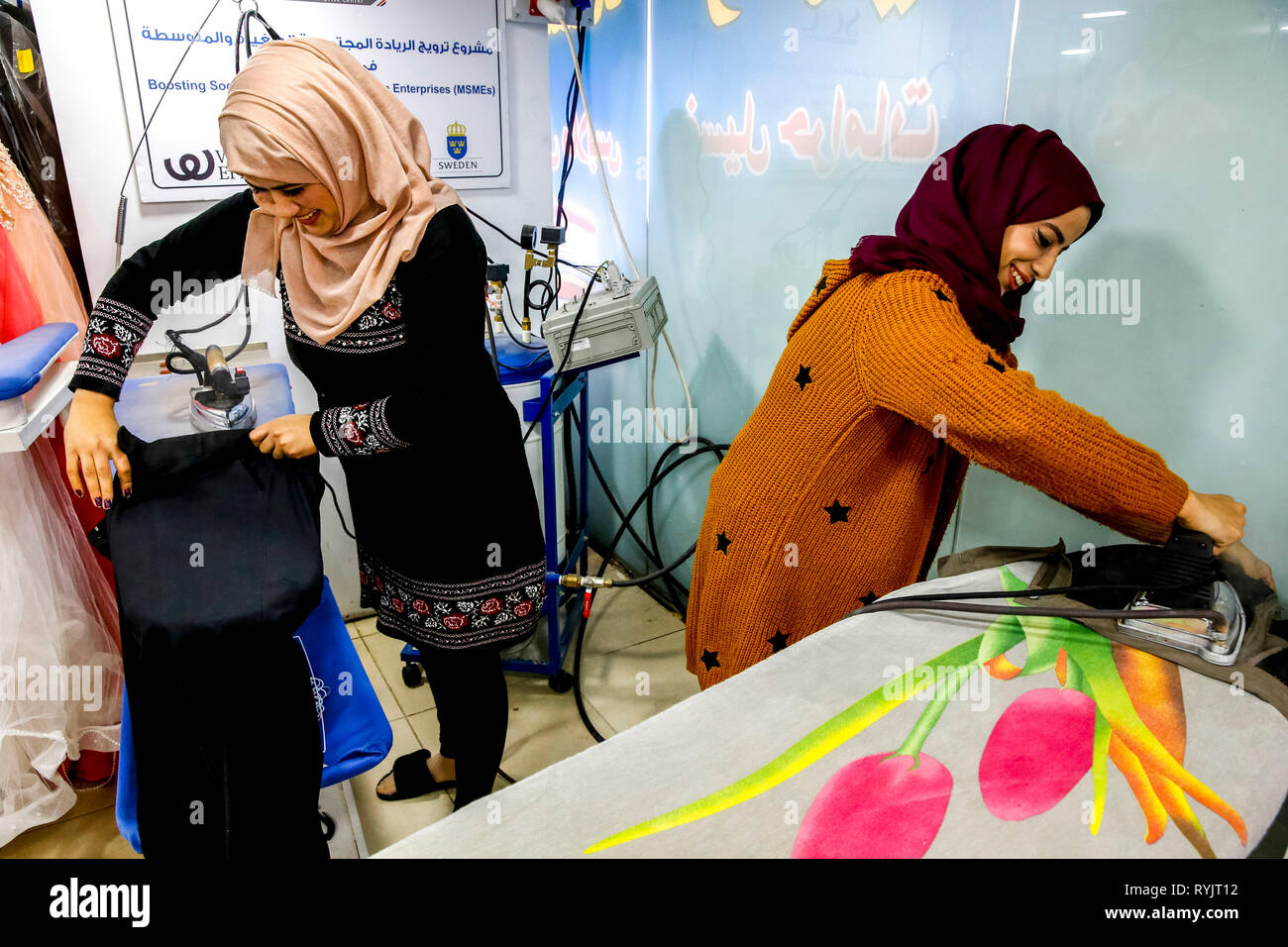 Links: Manal Abu Ali, chemische Reiniger in Jenin, West Bank, Palästina, ein Client von ACAD finanzieren. Stockfoto