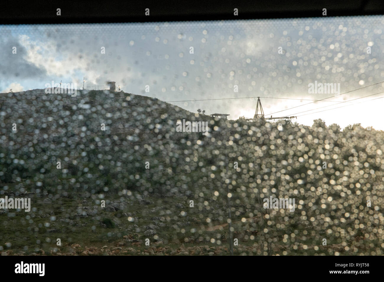 Landschaft während der Fahrt in der West Bank an einem regnerischen Tag, Palästina gesehen. Stockfoto