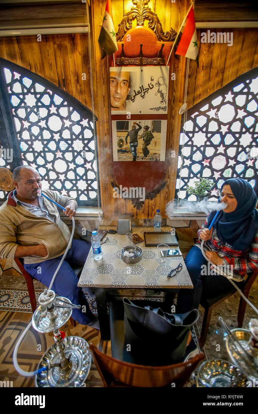 Palästinensischen paar Rauchen in Dschenin Restaurant, West Bank, Palästina. Stockfoto