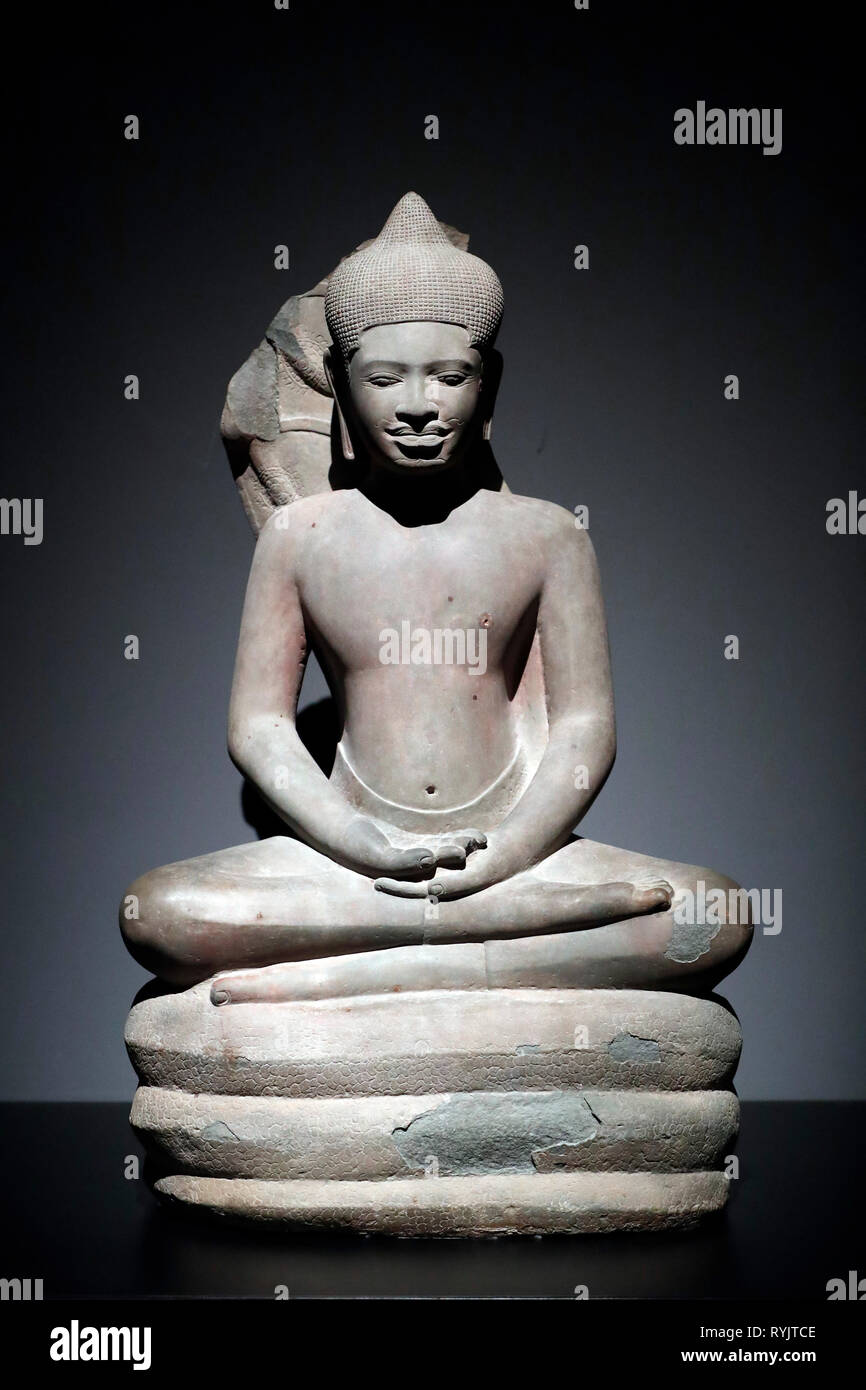 Asian Civilisations Museum. Angkor. Die Erkundung Kambodschas heilige Stadt. Buddha von Naga geschützt. Kambodscha, aus dem 11. Jahrhundert. Sandstein. Singapur. Stockfoto