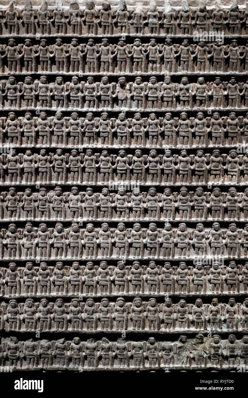 Asian Civilisations Museum. Angkor. Die Erkundung Kambodschas heilige Stadt. Vishnu votive Stele. Auf jeder Seite 255 kleine Bilder der vierarmige Vishnu. Ca Stockfoto