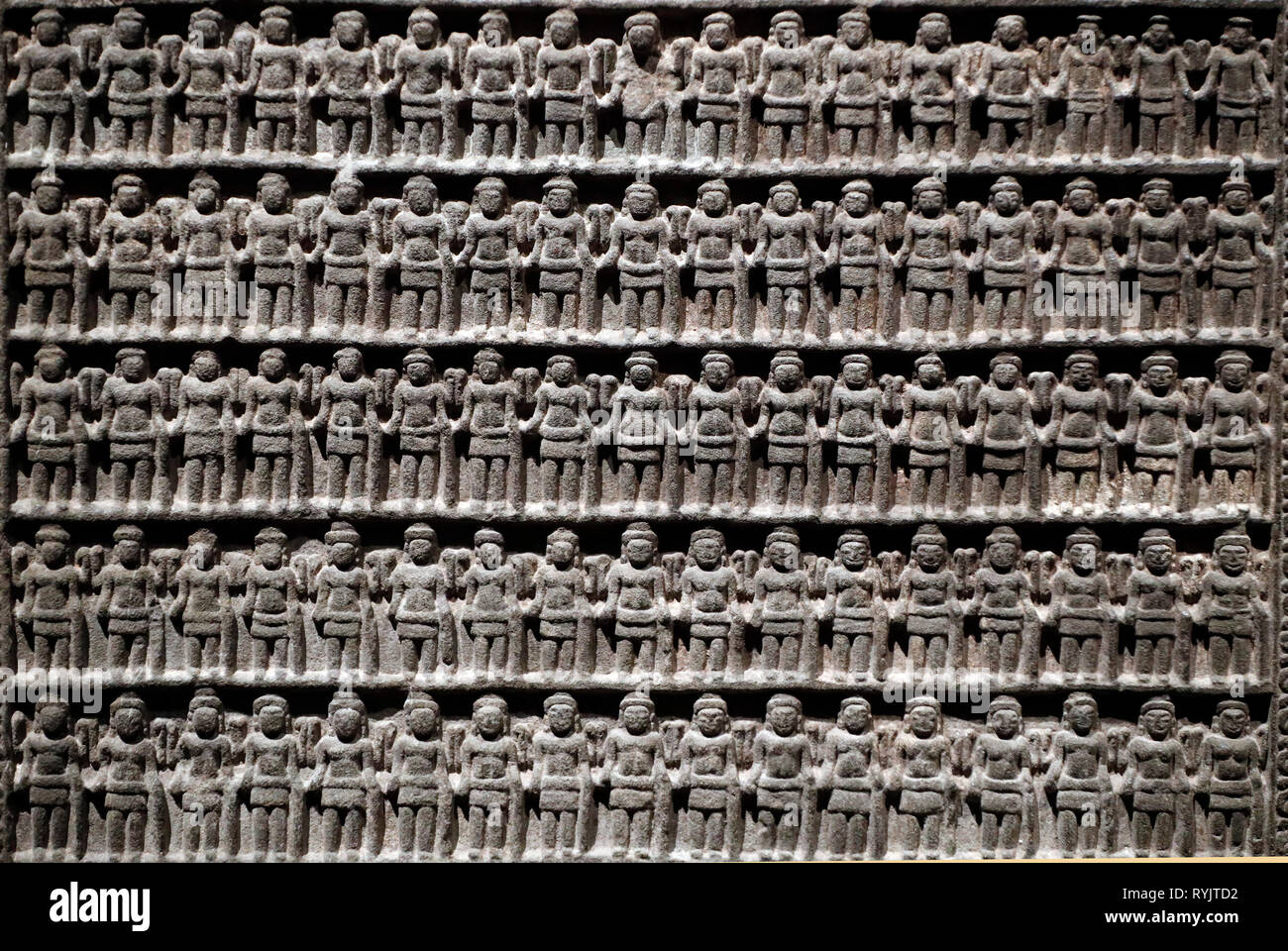 Asian Civilisations Museum. Angkor. Die Erkundung Kambodschas heilige Stadt. Vishnu votive Stele. Auf jeder Seite 255 kleine Bilder der vierarmige Vishnu. Ca Stockfoto