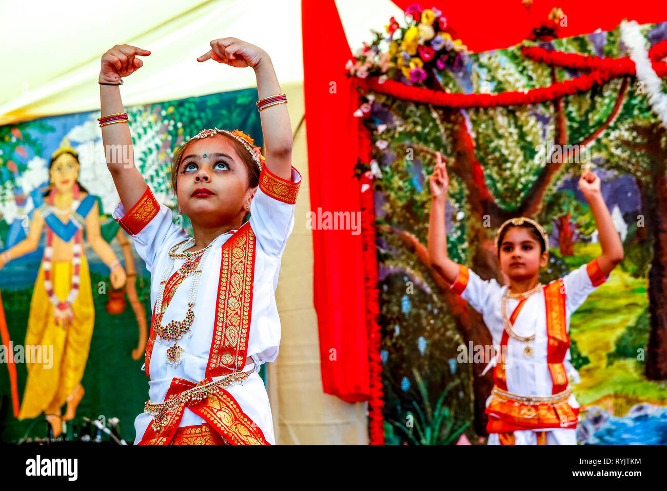 Traditioneller Tanz Show im janmashtami Hindu Festival, Bhaktivedanta Manor, Watford, Großbritannien Stockfoto