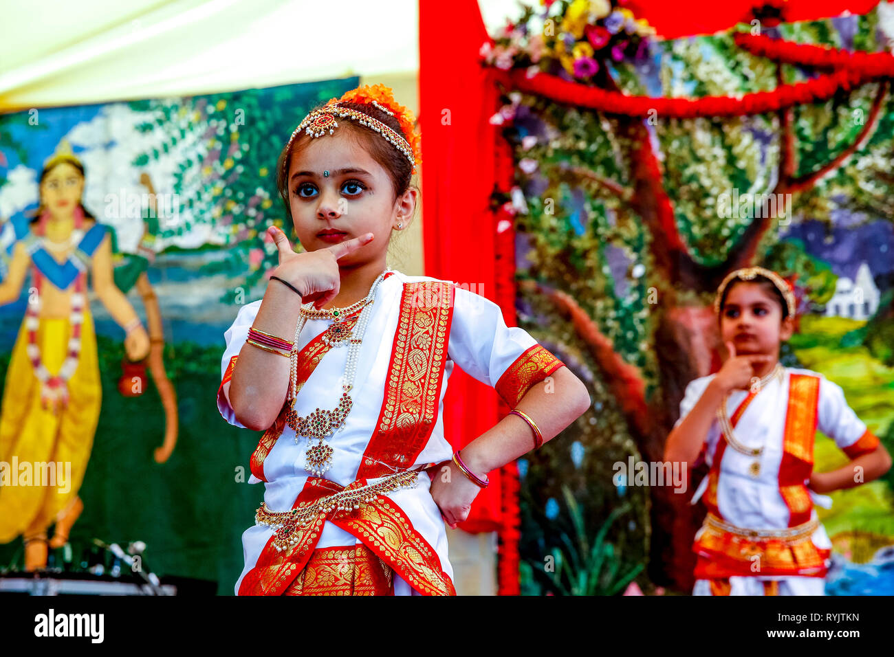 Traditioneller Tanz Show im janmashtami Hindu Festival, Bhaktivedanta Manor, Watford, Großbritannien Stockfoto