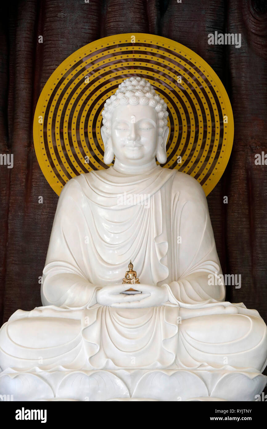 Linh Phong buddhistischer Tempel. Sitzender Buddha Statue aus weißem Marmor. Dalat. Vietnam. Stockfoto