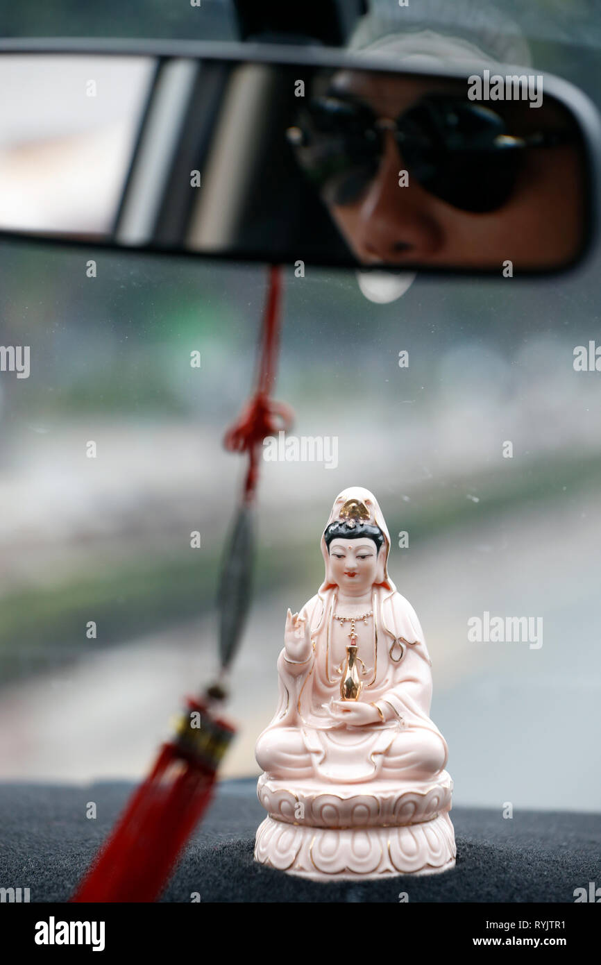 Quan bin, der Bodhisattva des Mitgefühls oder der Göttin der Barmherzigkeit. Statue. Talisman Schutz in einem Auto. Ho Chi Minh City. Vietnam. Stockfoto
