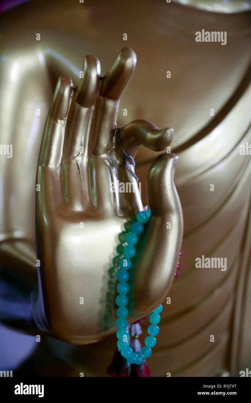 Pitu Khosa Rangsay buddhistischen Pagode. Hand des Buddha. Mudra: Geste der Argument. Close-up. Can Tho. Vietnam. Stockfoto