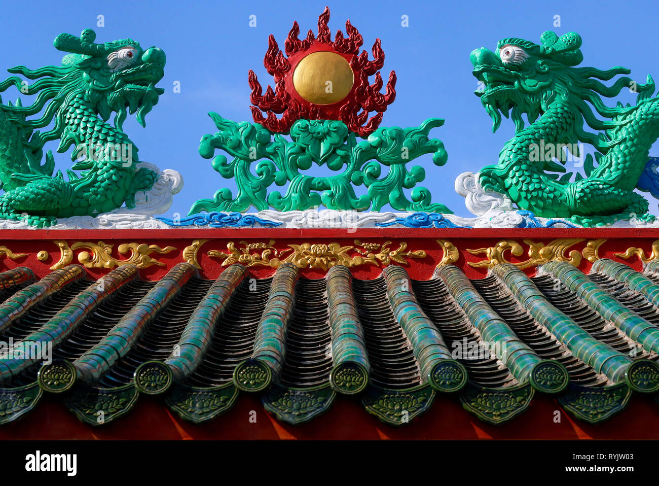 Ong Bon buddhistischer Tempel. Zwei Drachen auf dem Dach. Ha Tien. Vietnam. Stockfoto