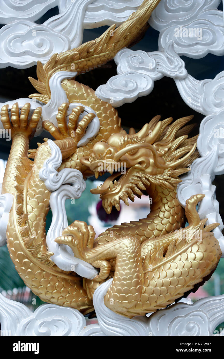 Van Linh buddhistischen Pagode. Statue des goldfarbenen Drachen Kopf am Eingang. Eine Hao. Vietnam. Stockfoto