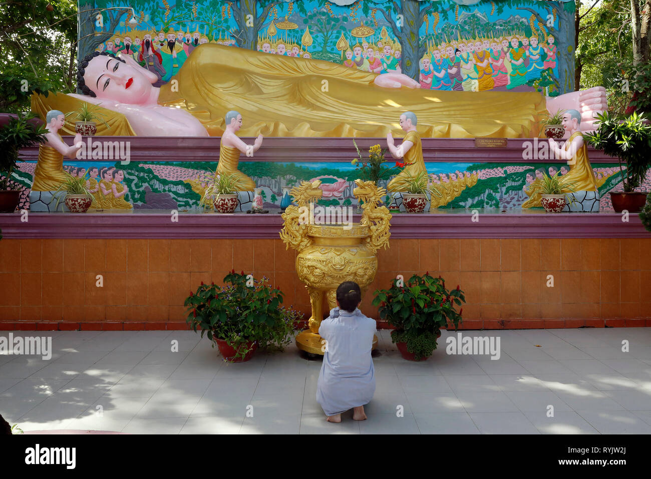 Tam Bao buddhistischer Tempel. Liegenden Buddha Statue. Nach 45 Jahren des Dharma, die Lehre des Buddha in Parinirvana. Frau zu beten. Ha Tien. Stockfoto