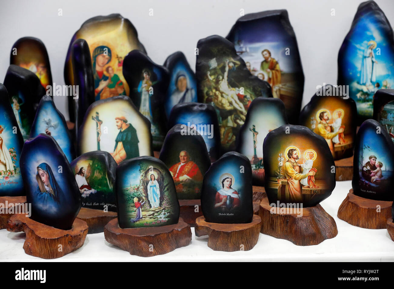 Shop Verkauf von religiösen christlichen Elementen. Bemalte Steine religiöse Bilder. Ho Chi Minh City. Vietnam. Stockfoto