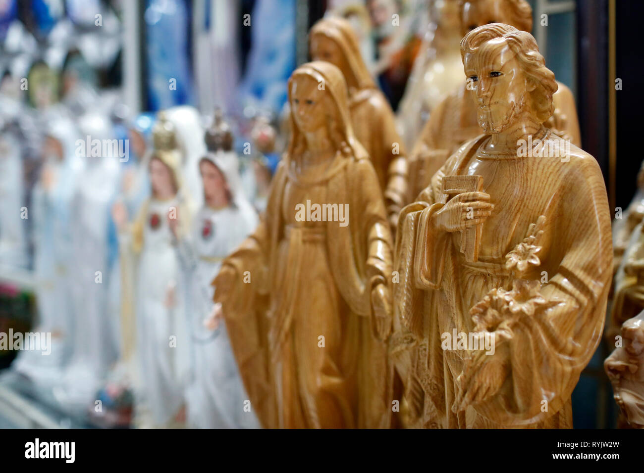 Shop Verkauf von religiösen christlichen Elementen. Jesus und der Heiligen Jungfrau Statuen. Ho Chi Minh City. Vietnam. Stockfoto