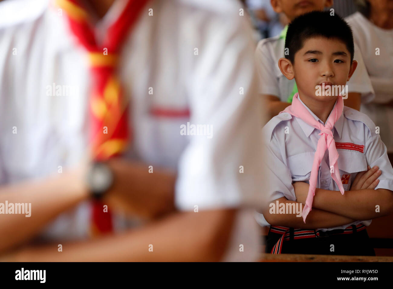 Christliche Kinder am Sonntag Morgen katholische Messe. Chau Doc Kirche. Vietnam. Stockfoto