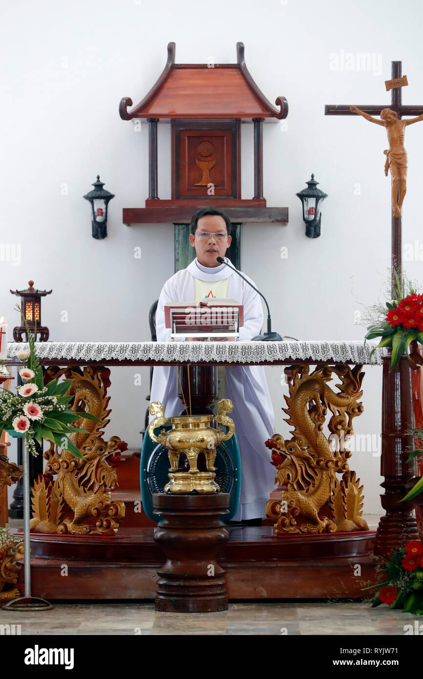 Katholische Messe. Junge vietnamesische Priester. Ha Tien. Vietnam. Stockfoto