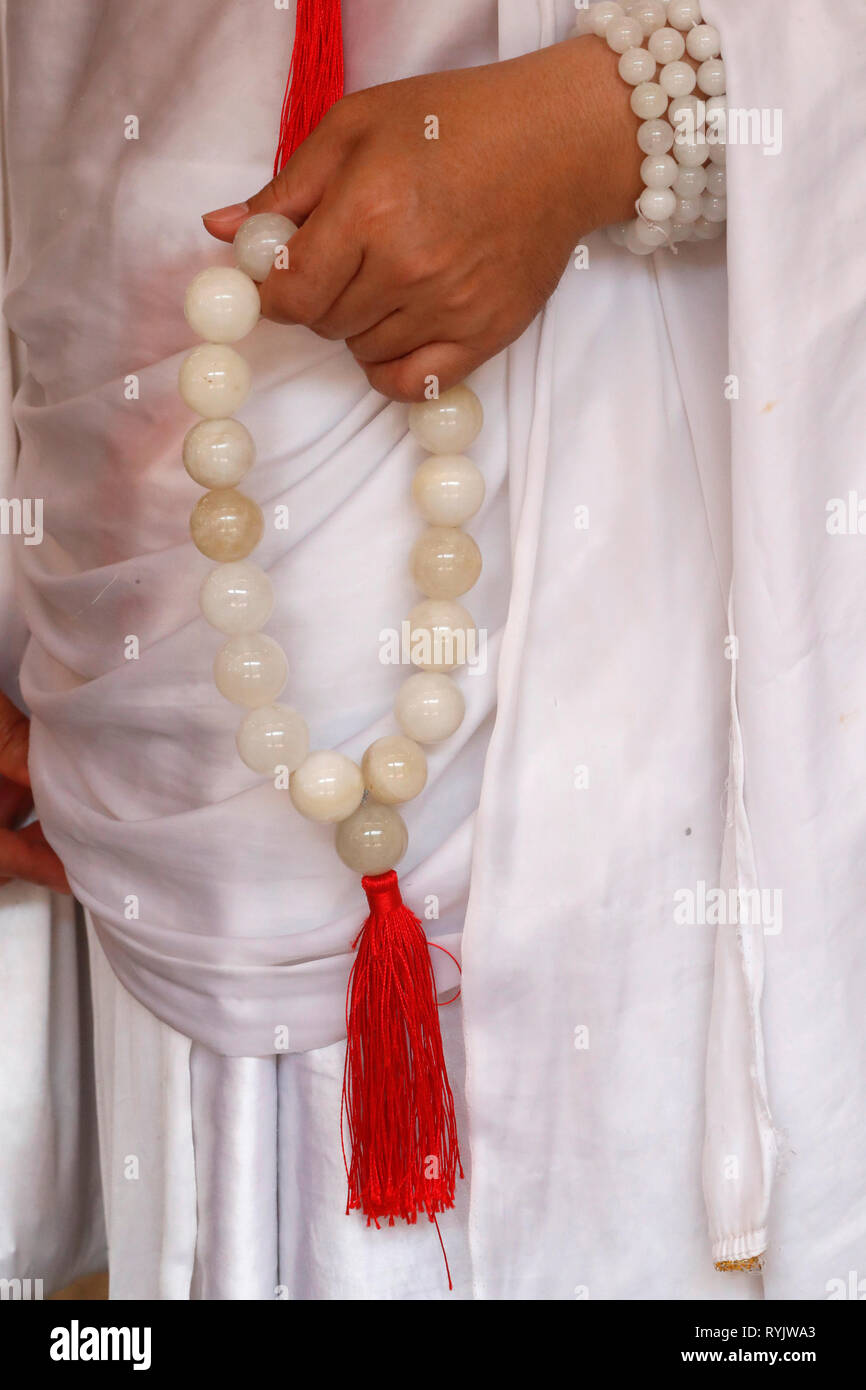 Buddhistischer Mönch mit dem Gebet Perlen in der Hand. Chau Doc Vietnam. Stockfoto