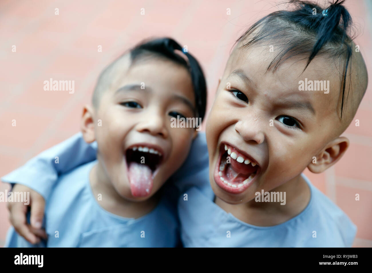 Zwei lächelnde Junge buddhistische Mönche. Ha Tien. Vietnam. Stockfoto