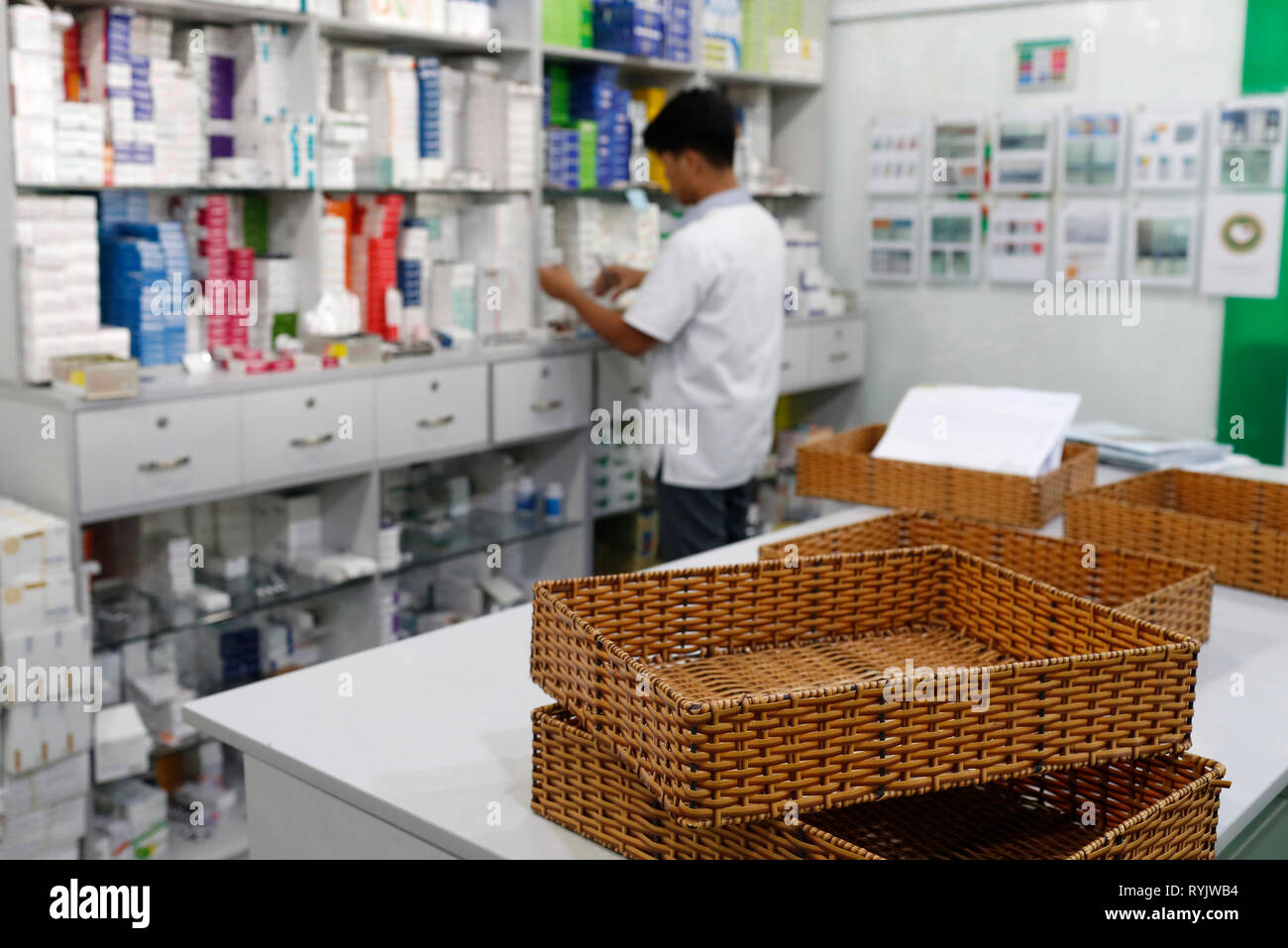 Krankenhaus Apotheke. Apotheker bei der Arbeit. Tam Duc Kardiologie Krankenhaus. Ho Chi Minh City. Vietnam. Stockfoto