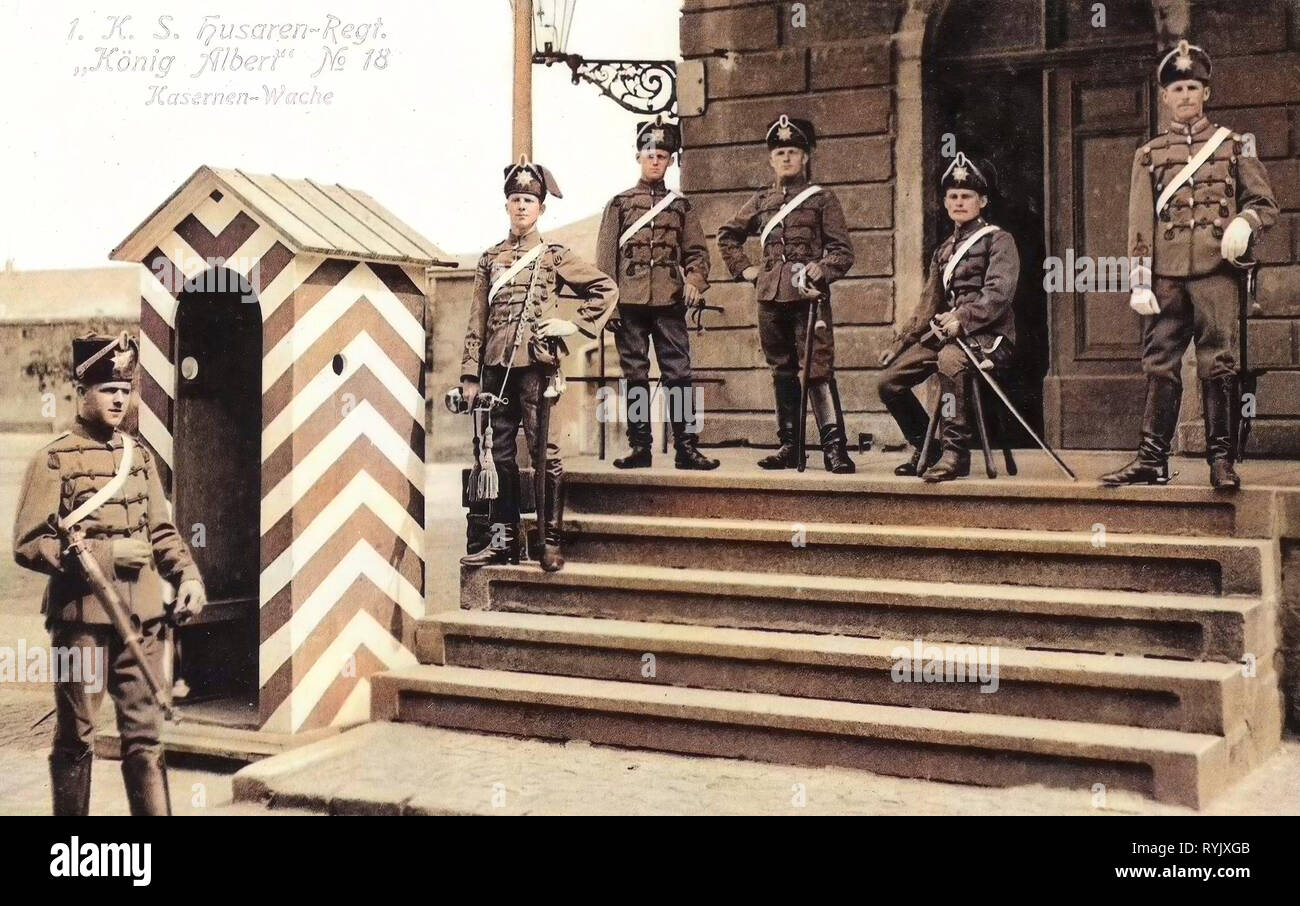 Militärische Einrichtungen Deutschlands, Kasernen in Sachsen, 1. Königlich Sächsisches Husaren-Regiment Nr.18, König Albert Außentreppe in Sachsen, Sentry Boxen in Deutschland (historischen), Gruppe Porträts mit 6 Personen, 1912, Landkreis Meißen, Großenhain, 1. Husaren, Regiment Kasernenwache Stockfoto