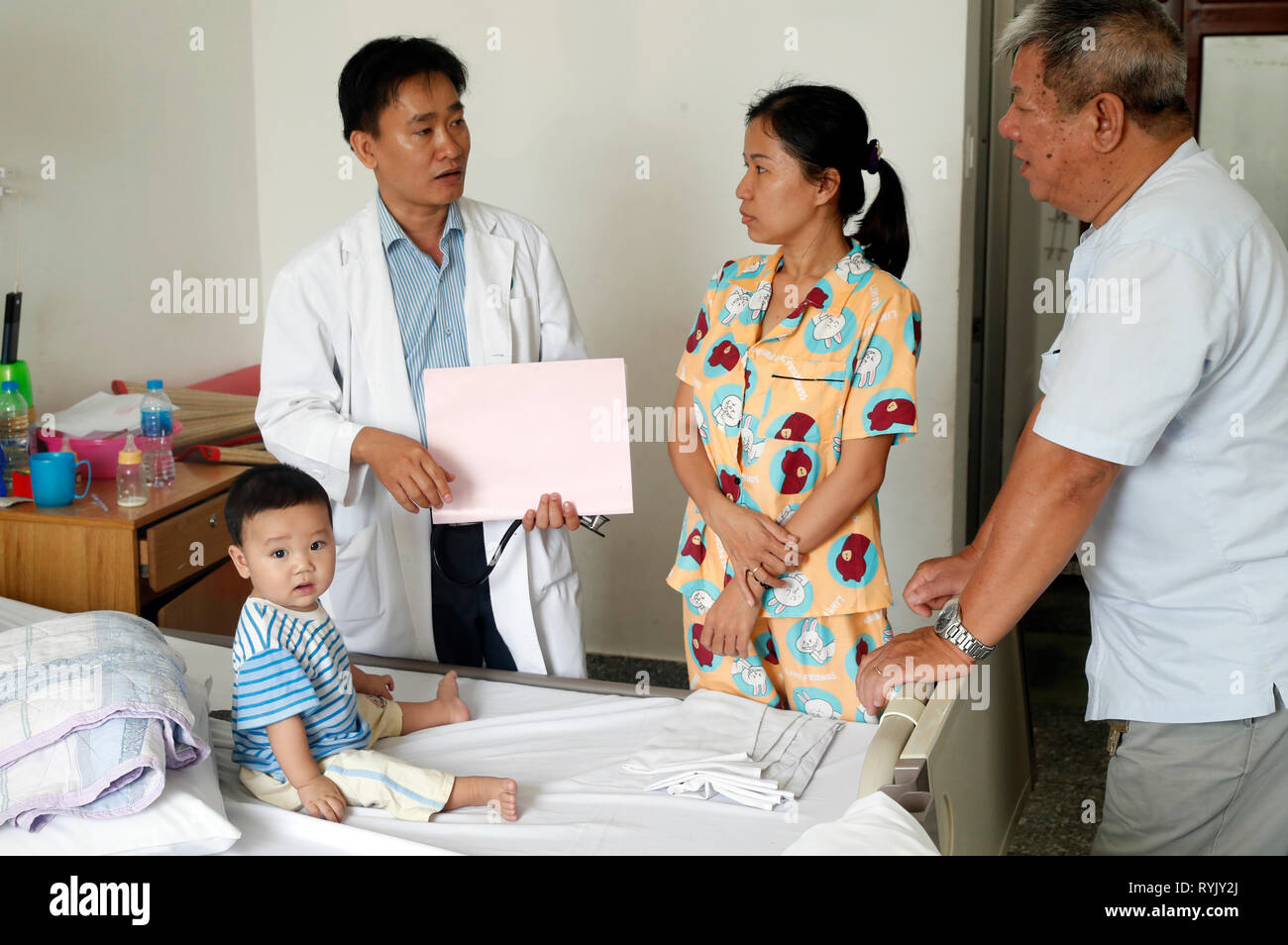 Tam Duc Kardiologie Krankenhaus. Kinderstation. Kind Leiden der Herzkrankheit. Ho Chi Minh City. Vietnam. Stockfoto