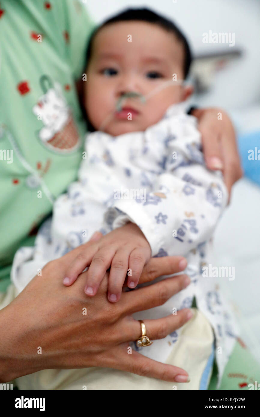 Tam Duc Kardiologie Krankenhaus. Kinderstation. Kind Leiden der Herzkrankheit. Ho Chi Minh City. Vietnam. Stockfoto