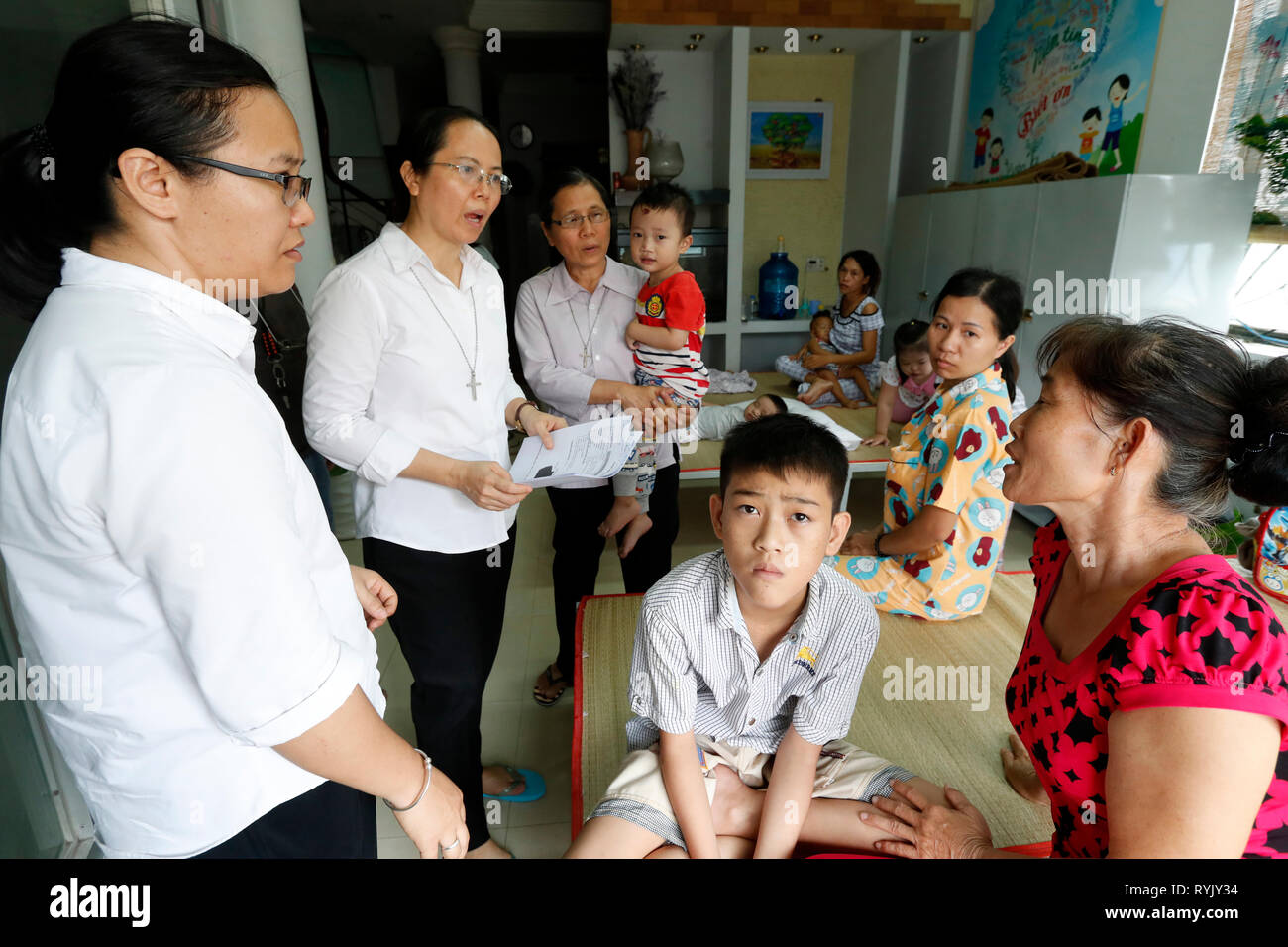 Französische NRO Chaine de l'Espoir. Kinder- Pavillon. Kind Leiden der Herzkrankheit mit Dominikanischen Schwestern. Ho Chi Minh City. Vietnam. Stockfoto