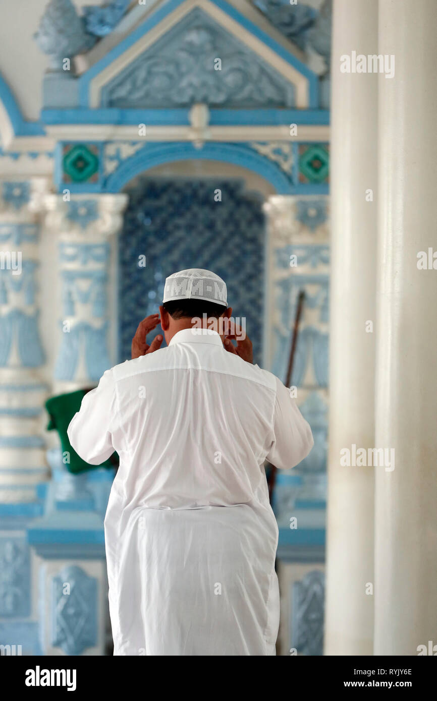 Masjid Nia bin ah-Moschee. Muslimischen Mann, der betet vor der Minibar. Chau Doc Vietnam. Stockfoto