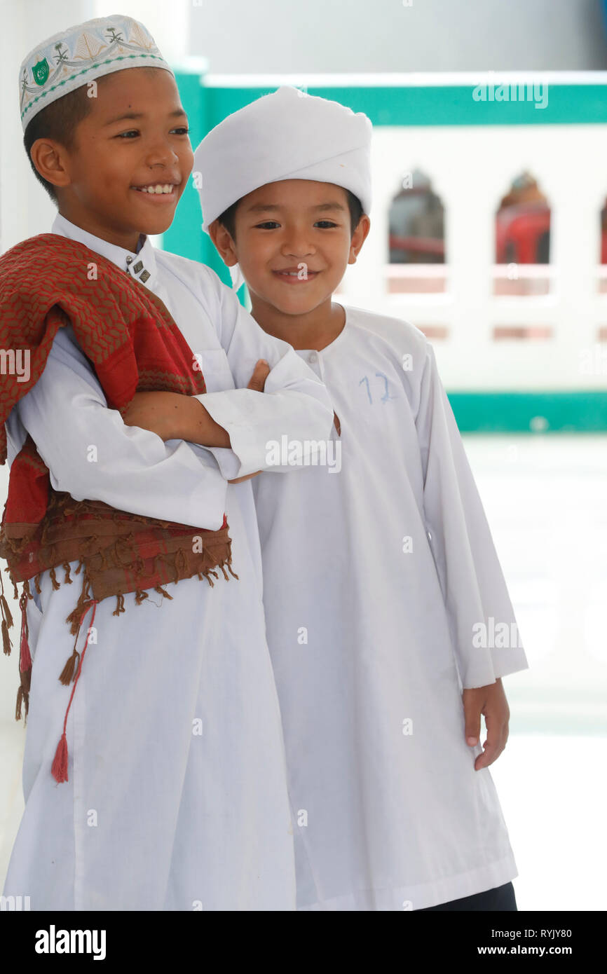 Ar-Rohmah Masjid Moschee. Zwei junge muslimische Jungen. Porträts. Chau Doc Vietnam. Stockfoto