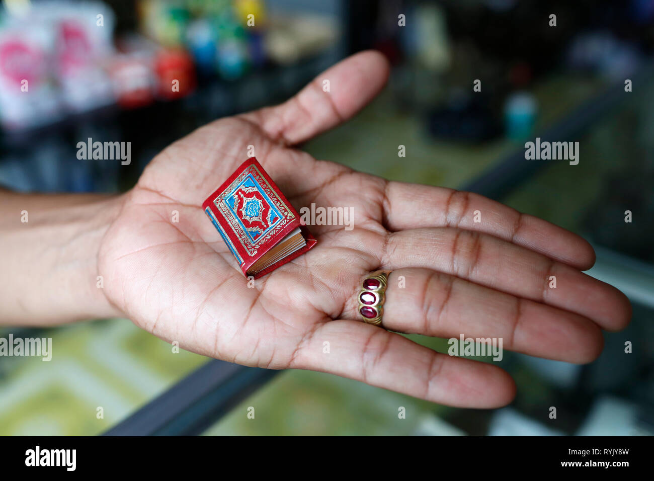 Mini Koran in der Hand. Close-up. Chau Doc Vietnam. Stockfoto