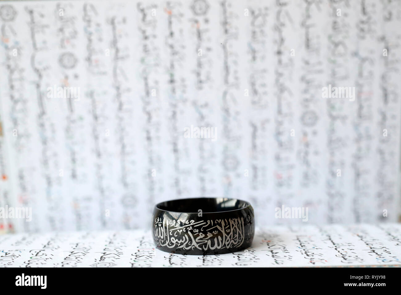 Islamische Ring mit surats auf einen Koran. Close-up. Stockfoto