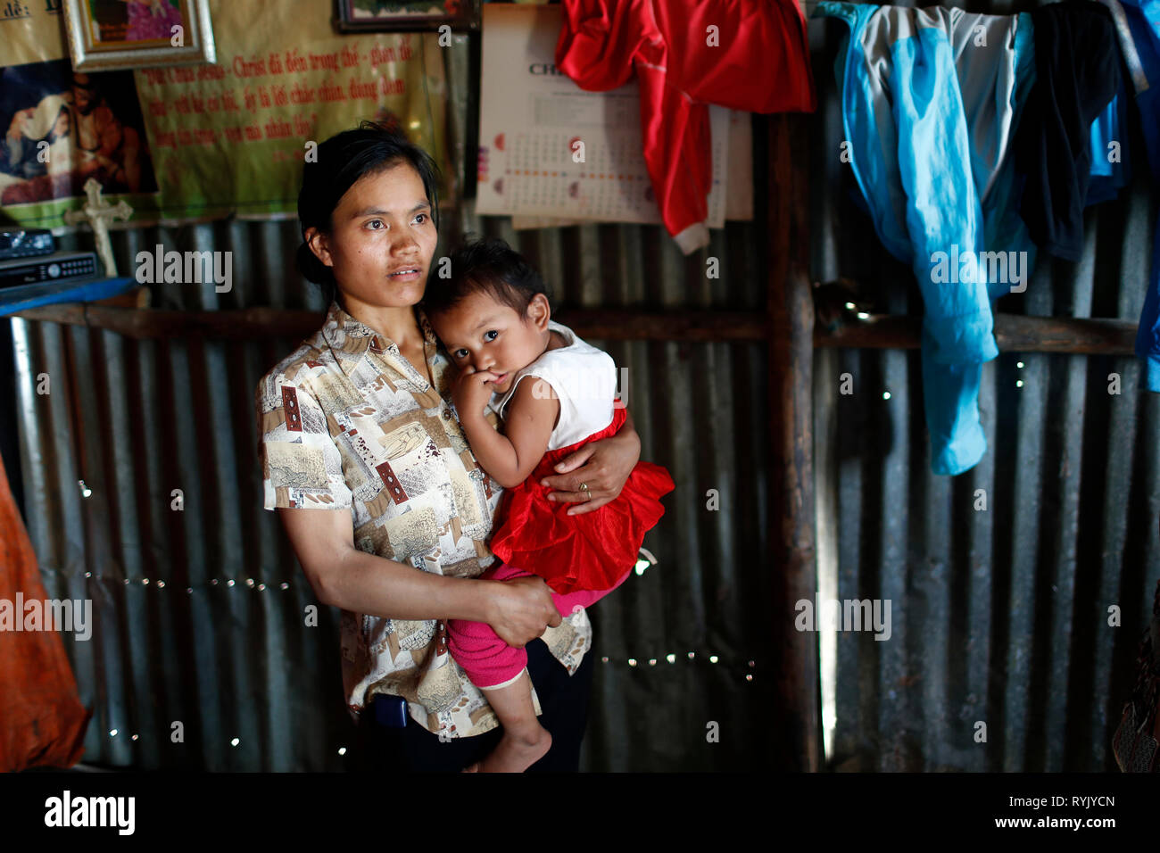 Schlechte vietnamesische Familie leben in einer kleinen Baracke besteht aus Schrott. Dalat. Vietnam. Stockfoto