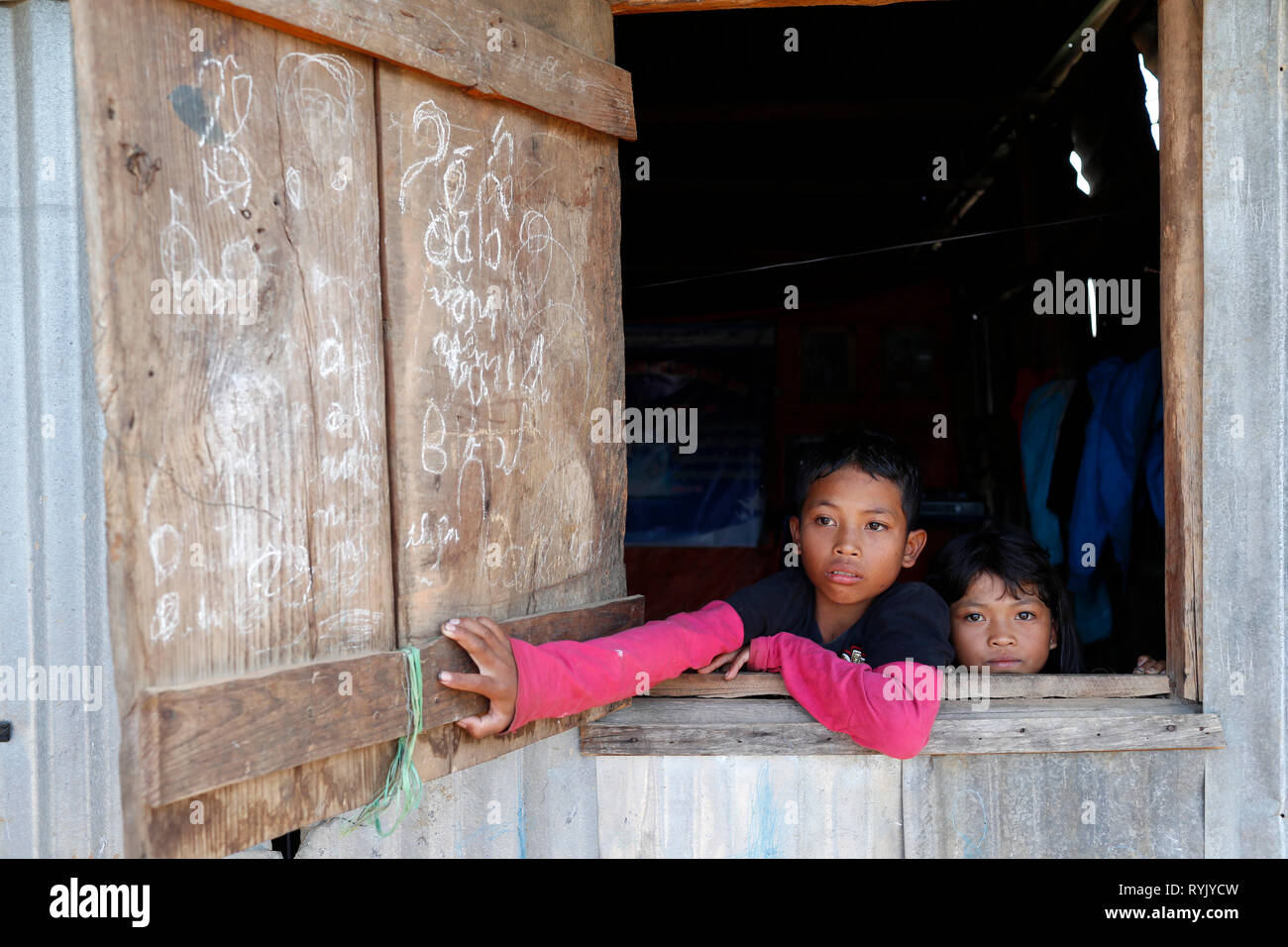 Schlechte vietnamesische Familie leben in einer kleinen Baracke besteht aus Schrott. Dalat. Vietnam. Stockfoto
