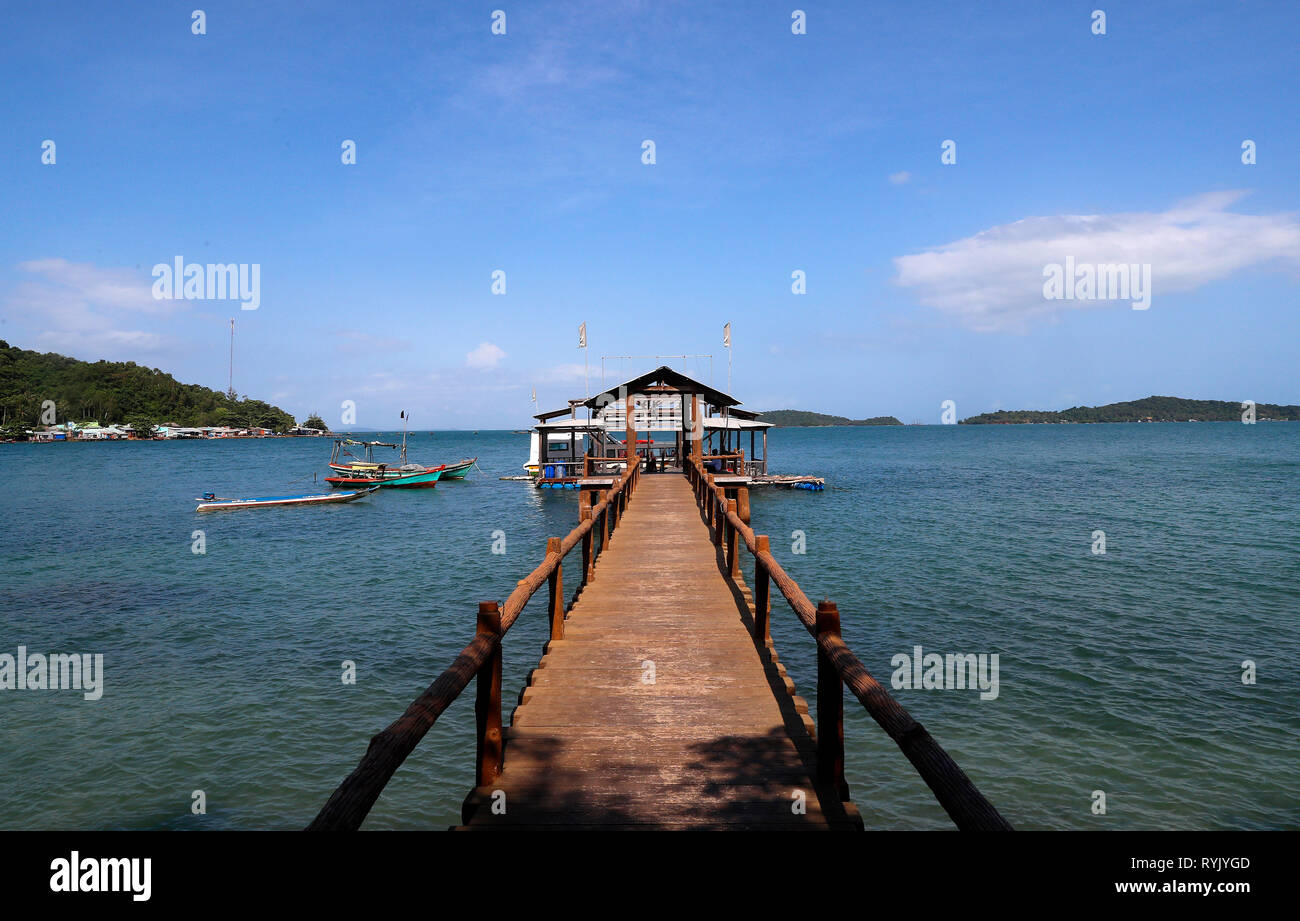 Südchinesische Meer. Ponton, Fischerboot und Insel. Ha Tien. Vietnam. Stockfoto
