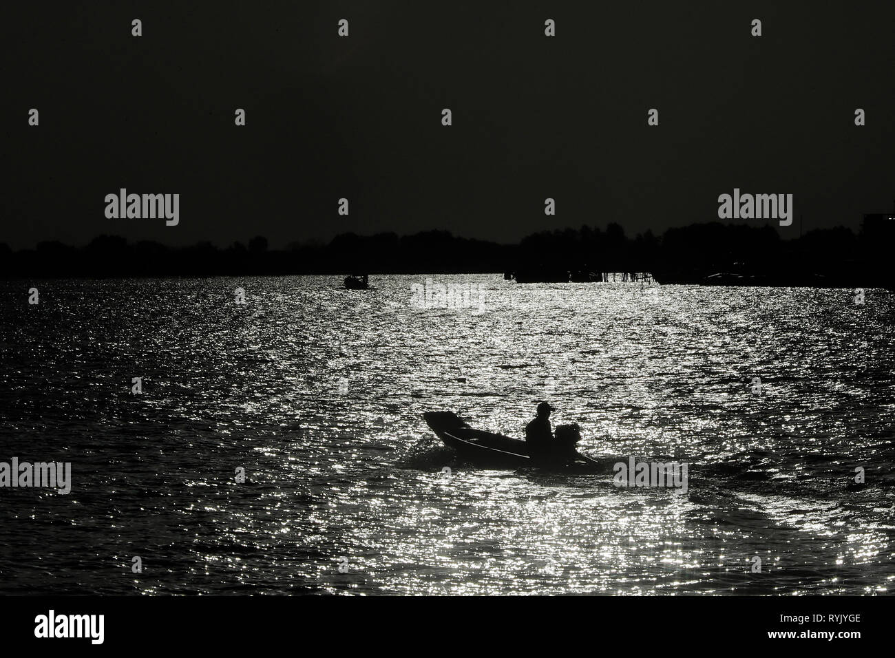 Long tail Boot bei Sonnenuntergang. Ha Tien. Vietnam. Stockfoto