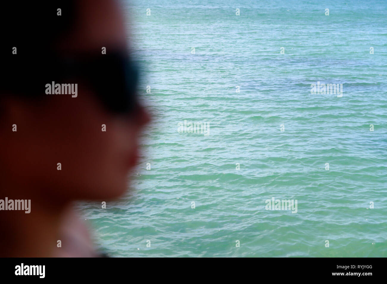 Silhouette einer Frau am Strand. Ha Tien. Vietnam. Stockfoto