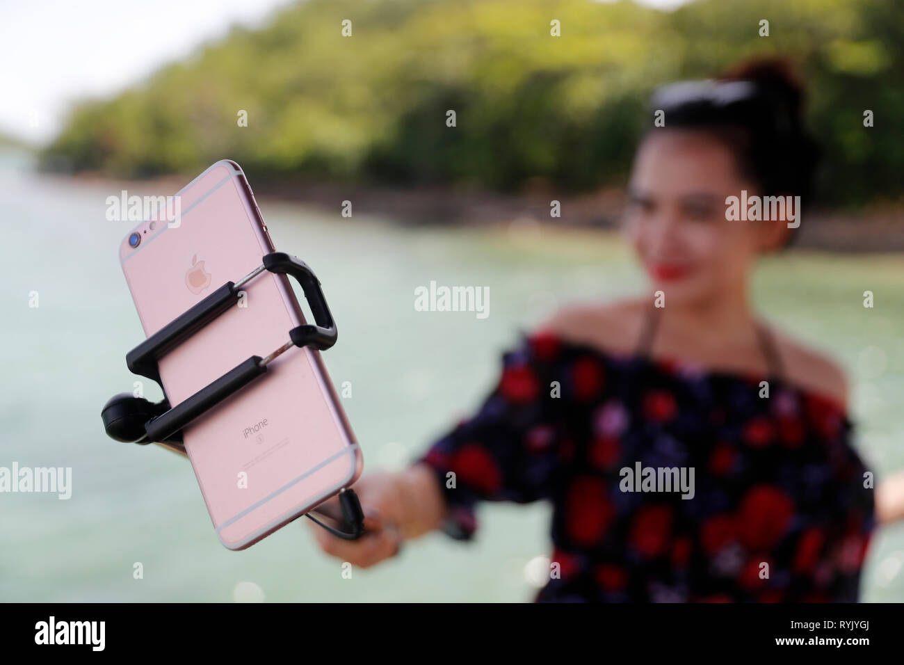 Frau unter selfie am Strand. Ha Tien. Vietnam. Stockfoto