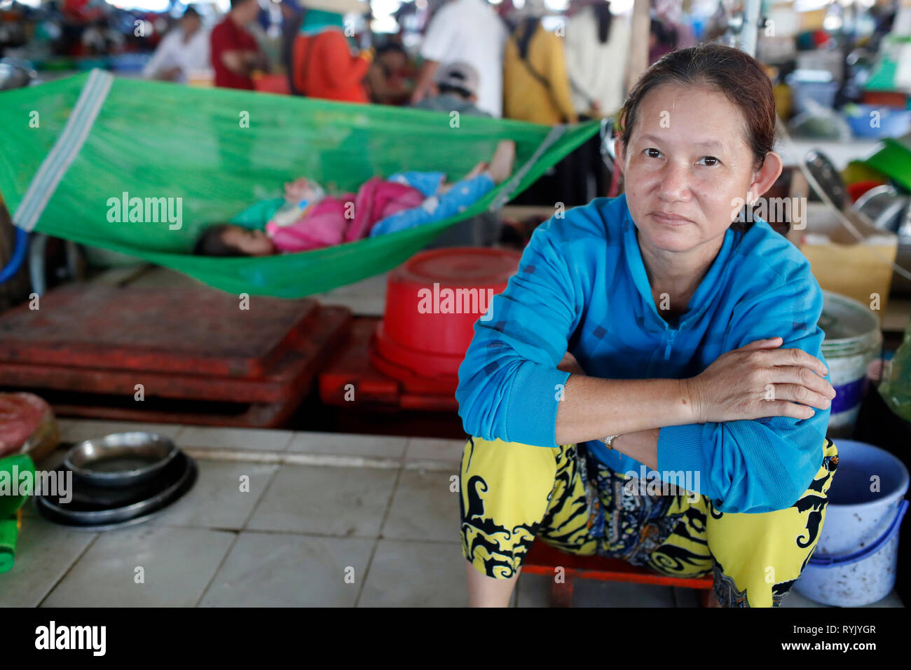 Frau mit ihrem Baby in der Hängematte am Markt. Ha Tien. Vietnam. Stockfoto
